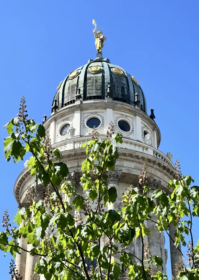 Die goldene Kuppelfigur des Französischen Doms — BerliNike GOLD