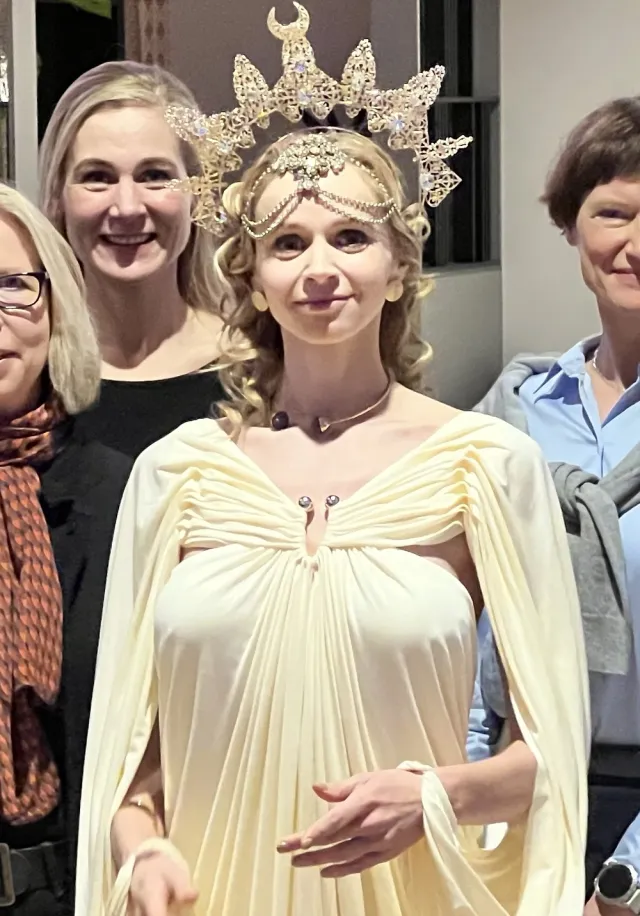 JUNO als BerliNike im vergoldeten Gewand mit leuchtender Krone beim Empfang