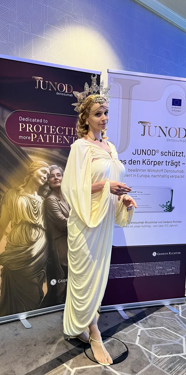 Die Göttin JUNO als lebendes Standbild beim JUNOD-Markenauftritt von Gedeon Richter