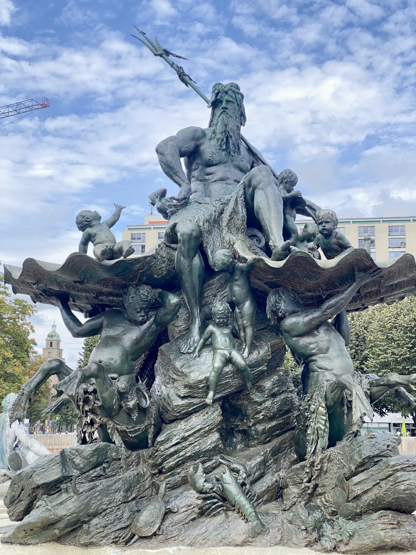 Neptunbrunnen zwischen Rotem Rathaus, Marienkirche und Fernsehturm, Berlin-Mitte — Weitwinkel